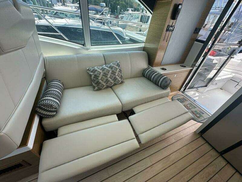 2015 Cruisers Yachts Cantius