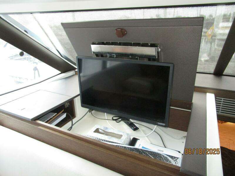 42' Prestige salon TV