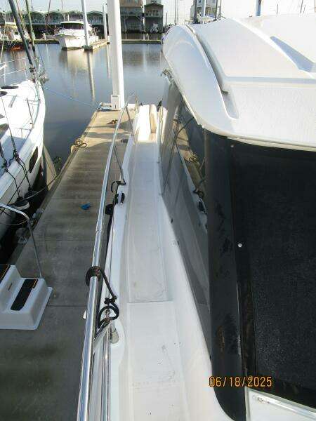 42' Prestige starboard side deck2