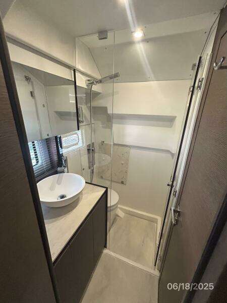 42' Prestige guest stateroom head-shower