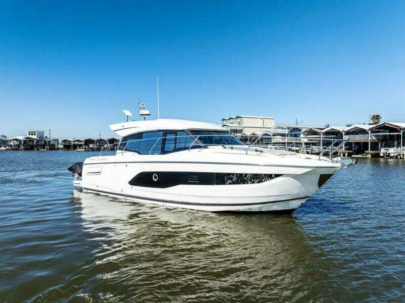 42' Prestige starboard forward profile1