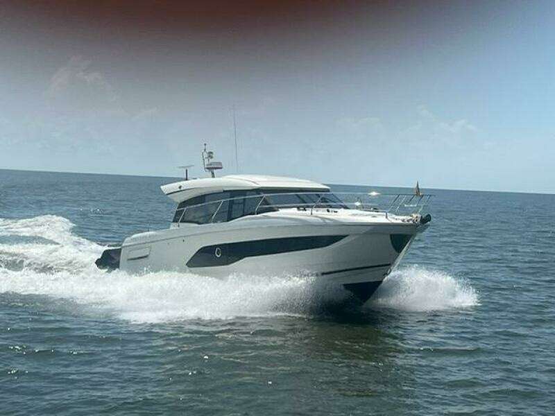 42' Prestige starboard forward profile3