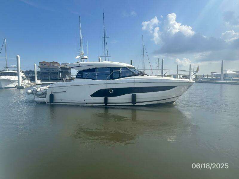 42' Prestige starboard profile