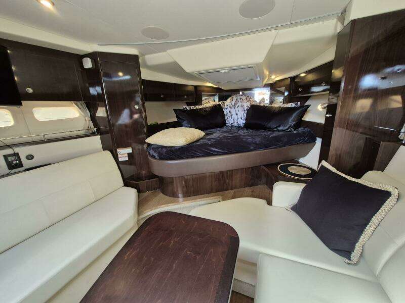 2019 Sea Ray Sundancer 350 Coupe