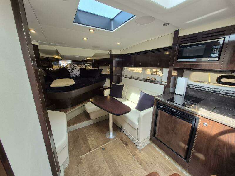 2019 Sea Ray Sundancer 350 Coupe