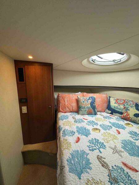 34c Silverton forward master stateroom