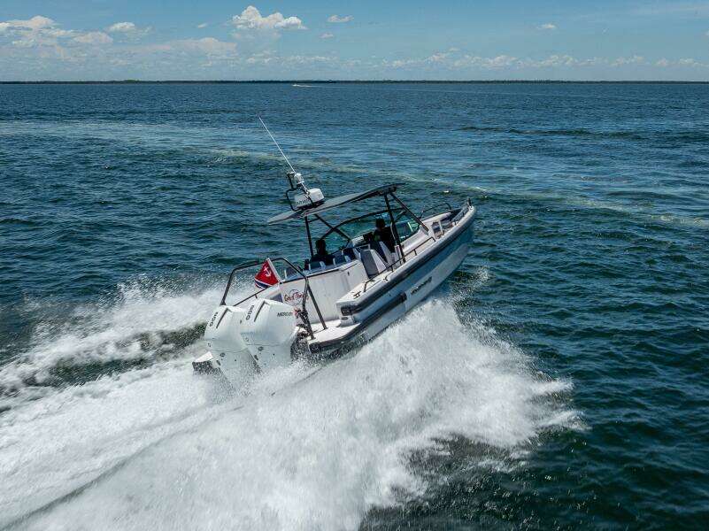 2022 Axopar 28 T-Top Brabus