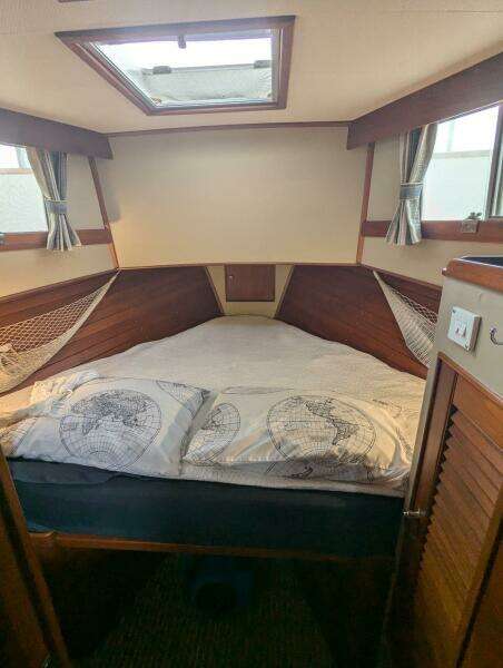 36' Grand Banks master stateroom1