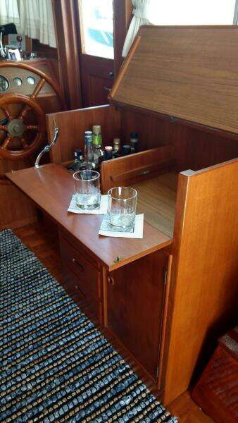 36' Grand Banks salon bar3