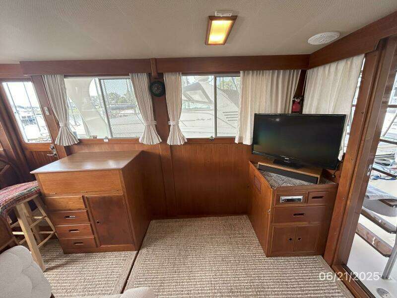36' Grand Banks salon starboard