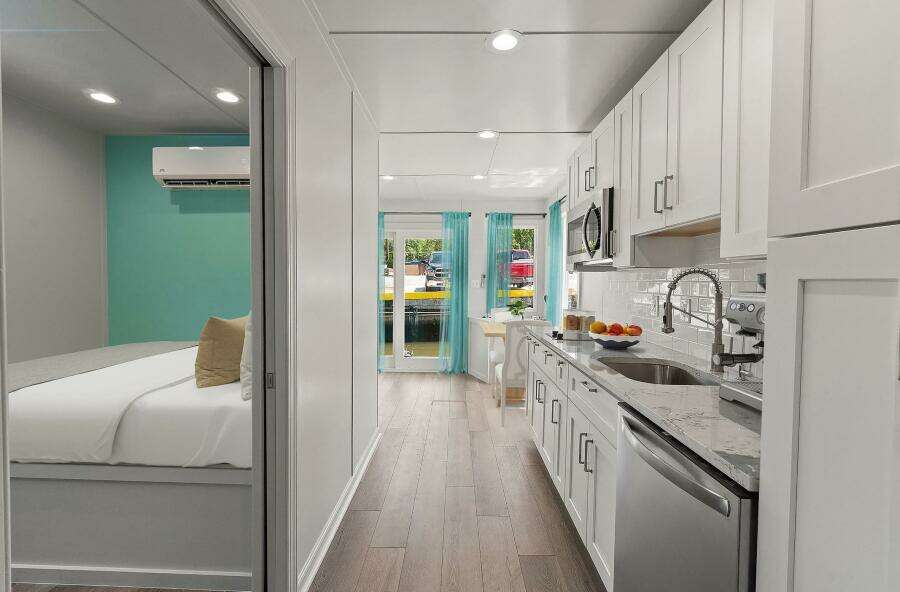 2025 Custom Hank's 40 Houseboat