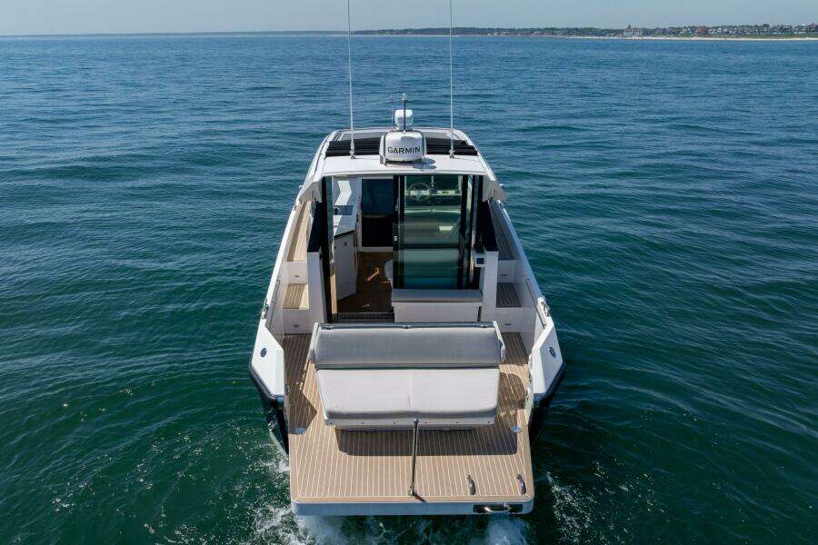 2023 Delta Powerboats 33 Coupe London Calling stern