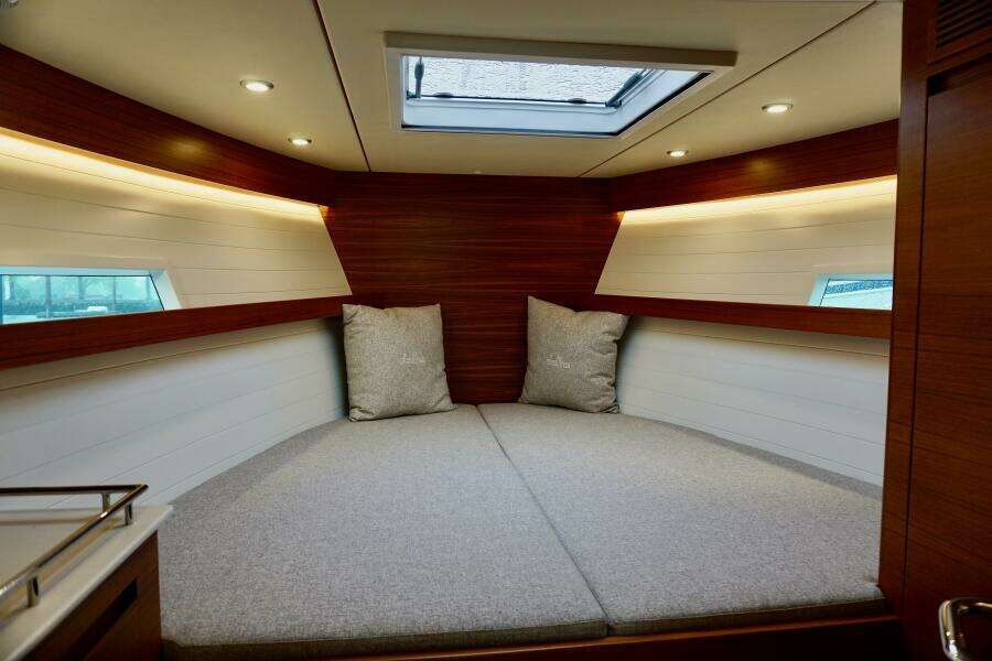 2023 Delta Powerboats 33 Coupe London Calling forward V berth