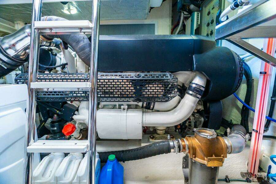 2019 Riviera 4800 Sport Yacht