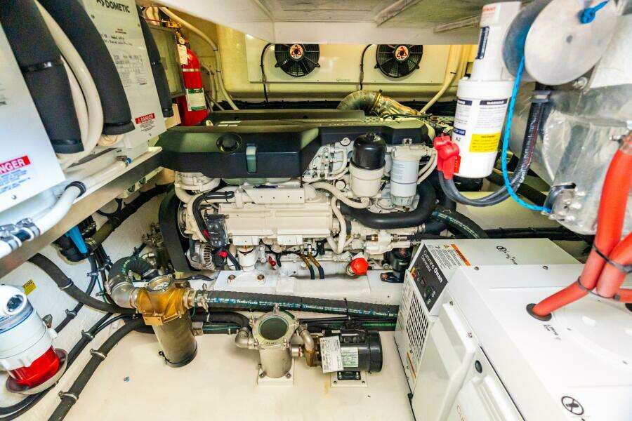 2019 Riviera 4800 Sport Yacht