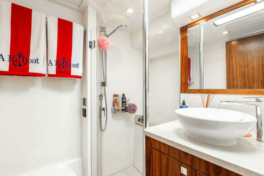 2019 Riviera 4800 Sport Yacht