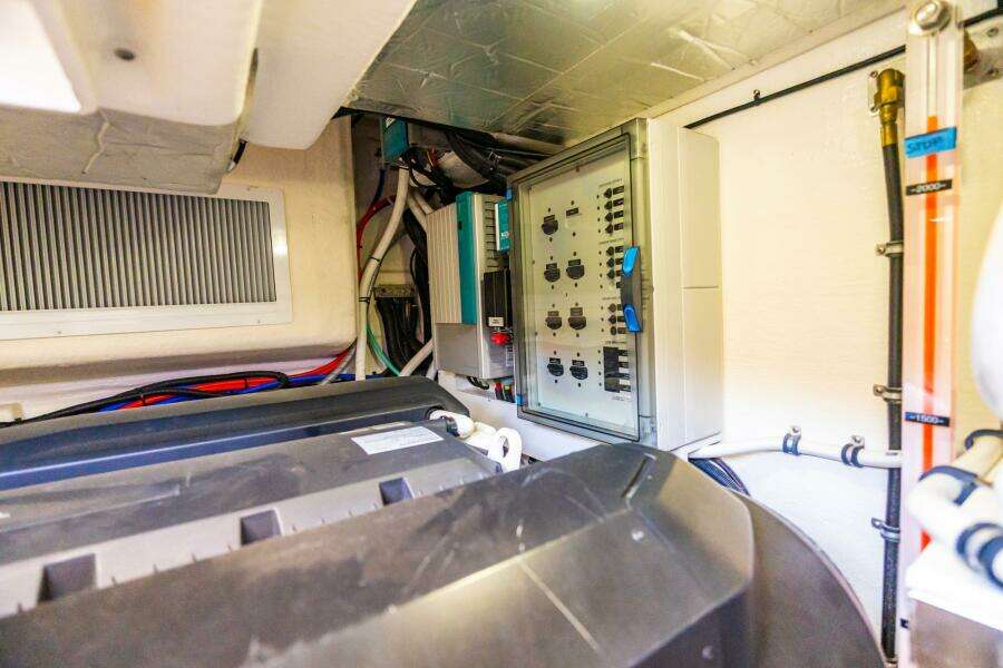 2019 Riviera 4800 Sport Yacht