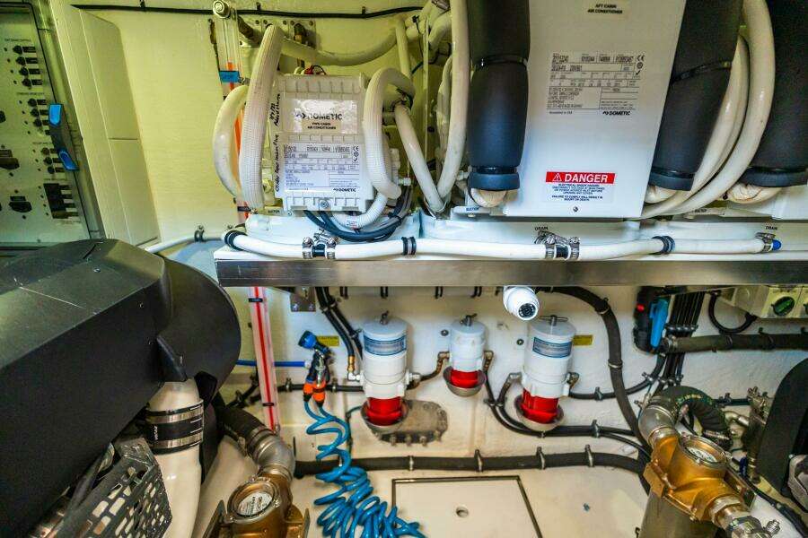 2019 Riviera 4800 Sport Yacht