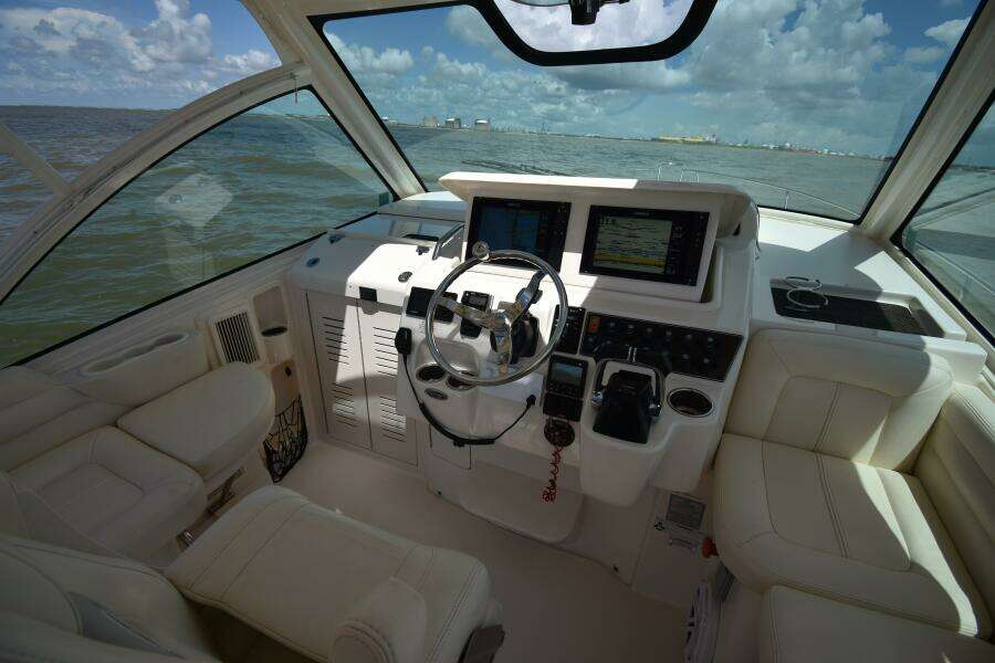 2016 Grady-White 330 Express 