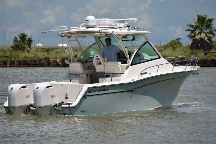 2016 Grady-White 330 Express 