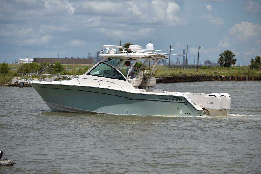 2016 Grady-White 330 Express 