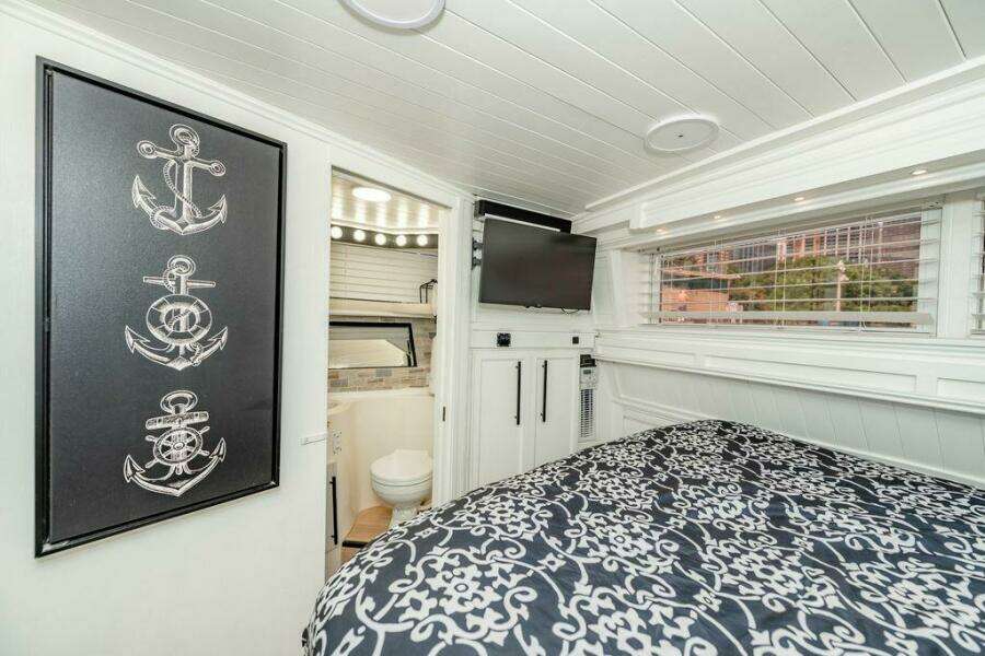 1991 Cruisers Yachts 3850 Aft Cabin