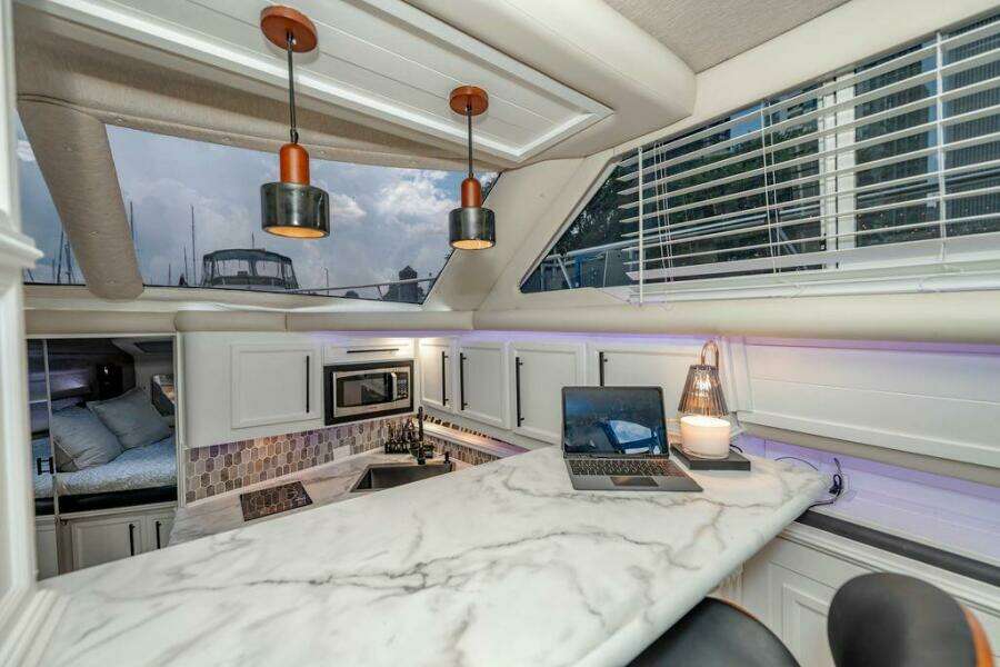 1991 Cruisers Yachts 3850 Aft Cabin