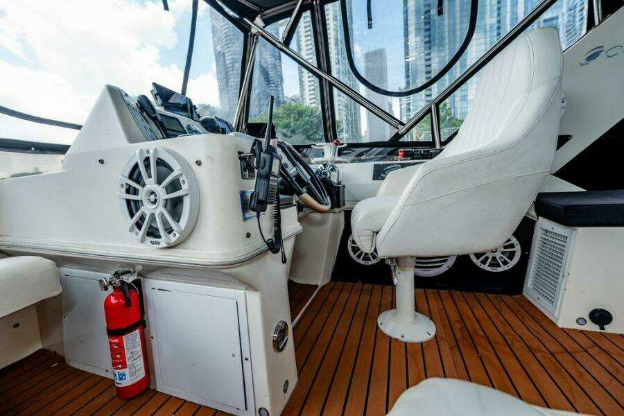 1991 Cruisers Yachts 3850 Aft Cabin