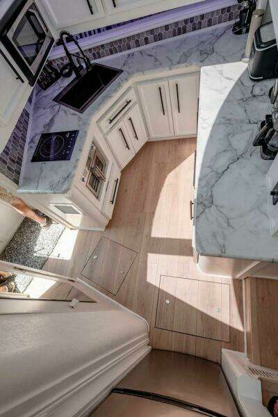 1991 Cruisers Yachts 3850 Aft Cabin