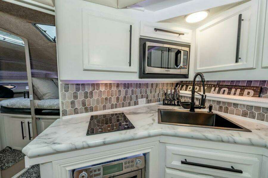 1991 Cruisers Yachts 3850 Aft Cabin