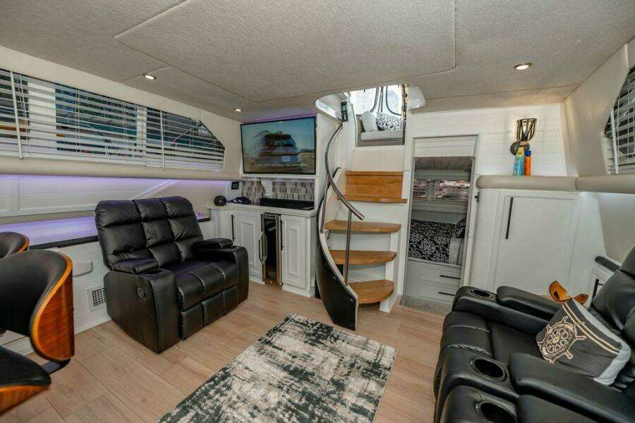 1991 Cruisers Yachts 3850 Aft Cabin