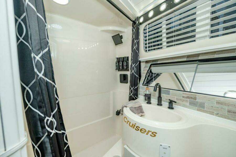 1991 Cruisers Yachts 3850 Aft Cabin
