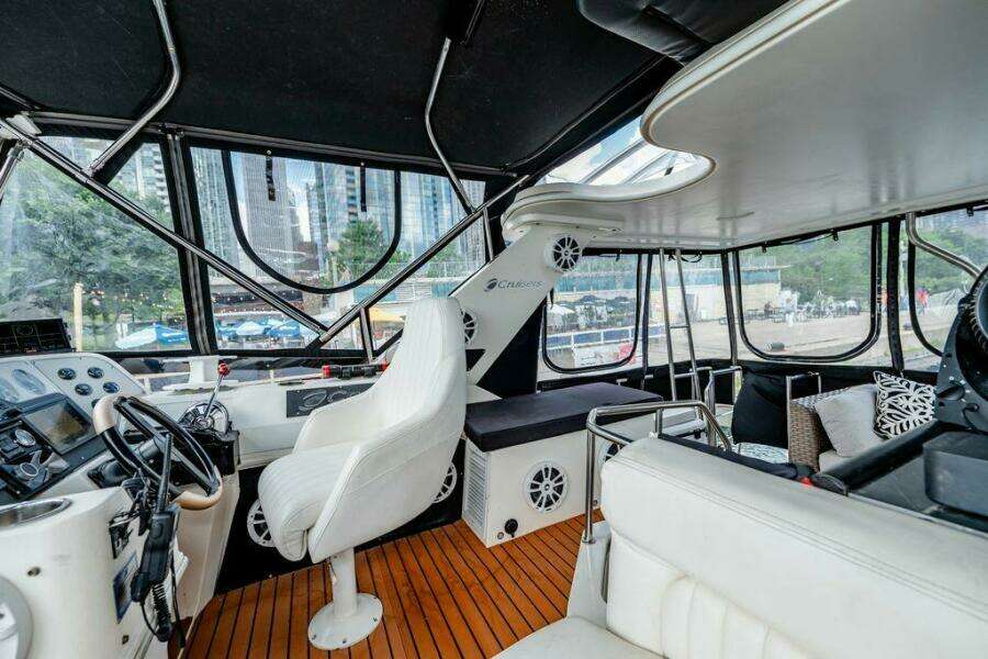 1991 Cruisers Yachts 3850 Aft Cabin