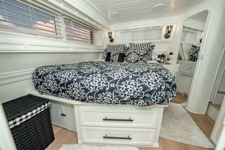 1991 Cruisers Yachts 3850 Aft Cabin