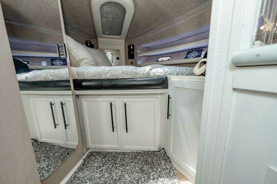 1991 Cruisers Yachts 3850 Aft Cabin