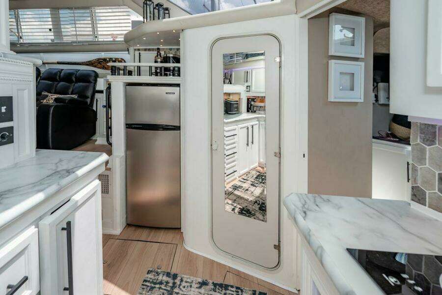 1991 Cruisers Yachts 3850 Aft Cabin