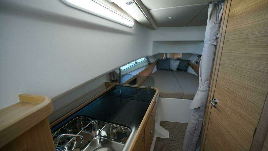 Nimbus Commuter 11 -Forward berth