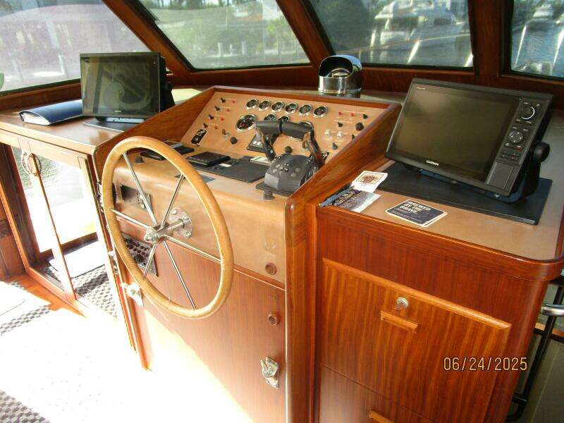 63' Hatteras pilothouse helm1