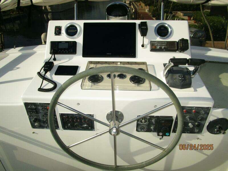 63' Hatteras flybridge helm3
