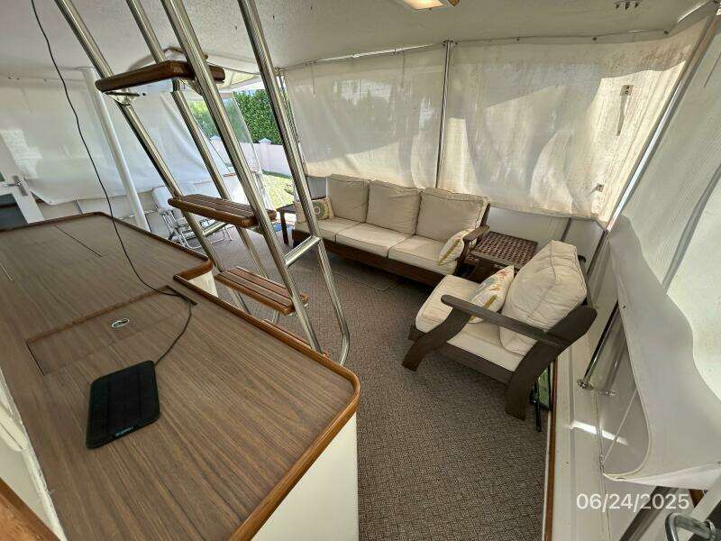 63' Hatteras aftdeck2