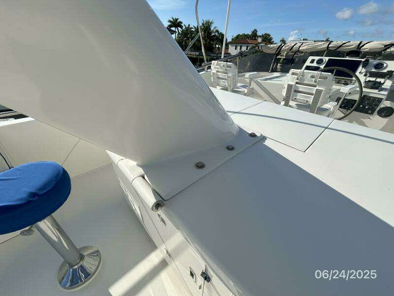 63' Hatteras flybridge mast base hinge
