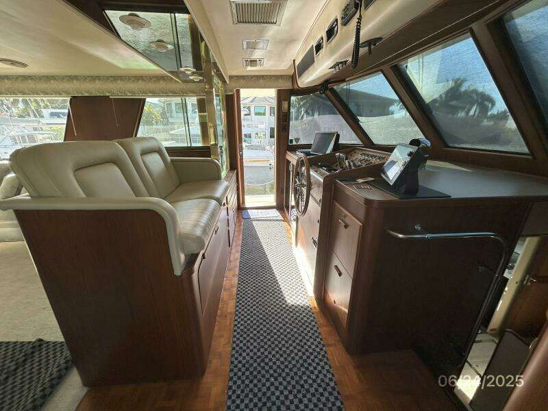 63' Hatteras pilothouse port