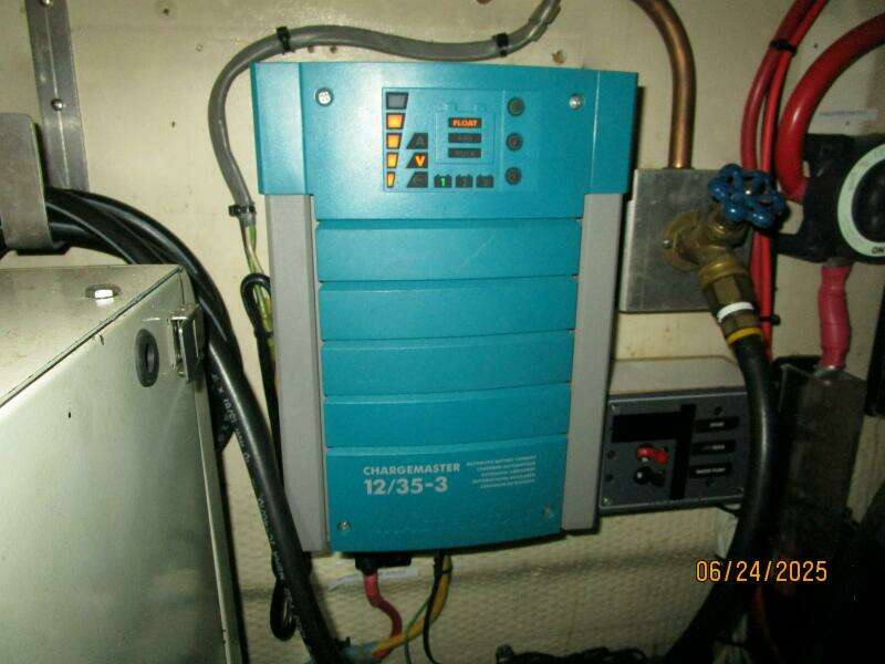 63' Hatteras battery charger1