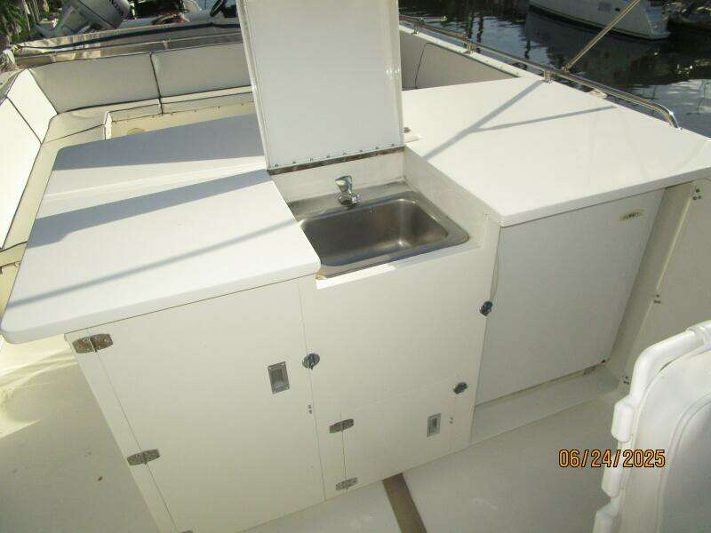 63' Hatteras flybridge wetbar