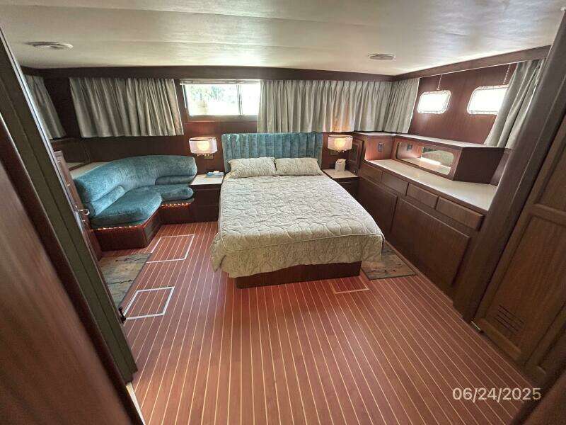 63' Hatteras master stateroom