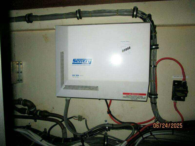 63' Hatteras batetry charger2