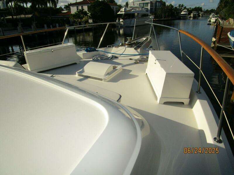 63' Hatteras foredeck2