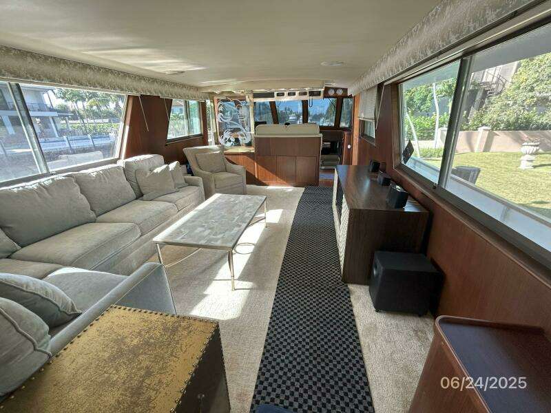 63' Hatteras salon forward