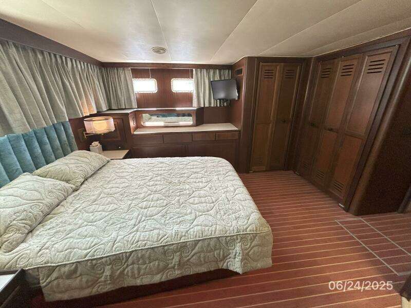 63' Hatteras master stateroom port