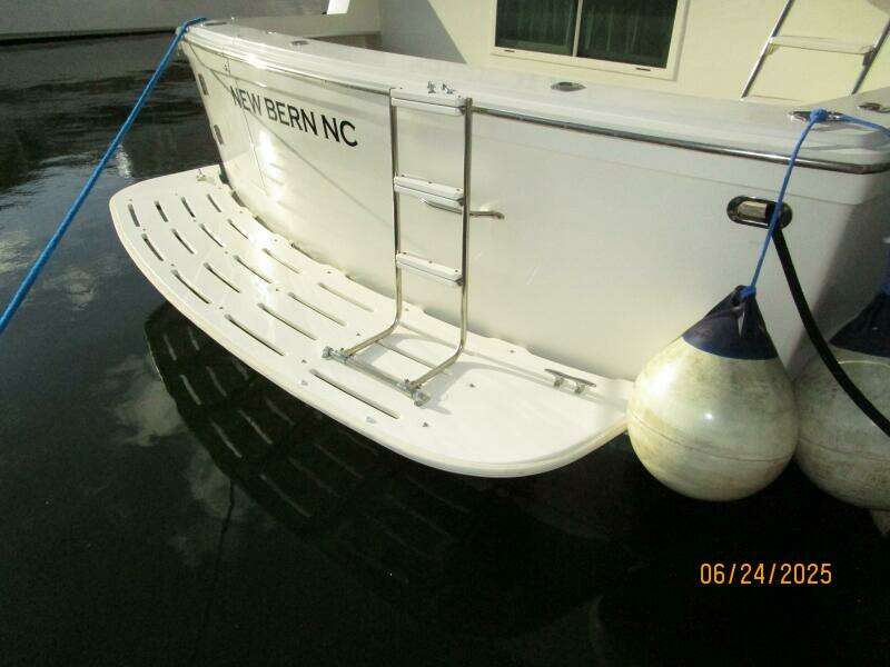 63' Hatteras swimplatform